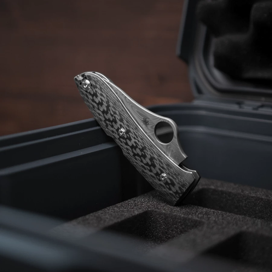 Spyderco SpyOpera Carbon Fiber Damasteel Sprint Run PlainEdge 3 Spyderco SpyOpera Carbon Fiber Damasteel Sprint Run PlainEdge - Image 3